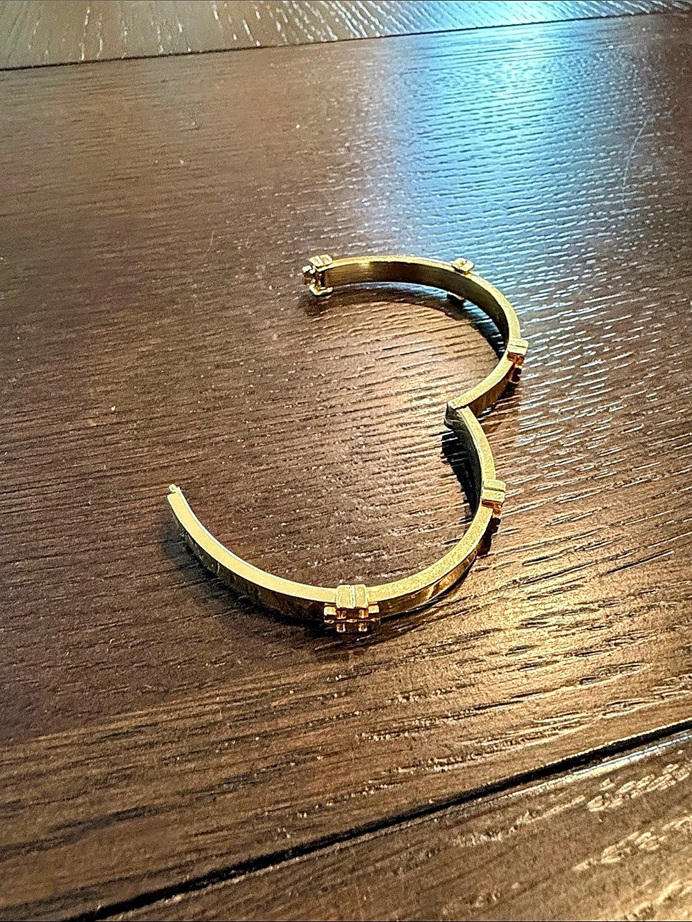 Tory Burch Icon Hinge Bracelet Gold - Picture 4 of 4